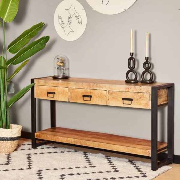 De TRIO Tafellamp Celeste heeft een ronde zwarte voet, een slanke zwarte en gouden steel, een platte ronde witte kap en is afgebeeld met een zichtbaar netsnoer.