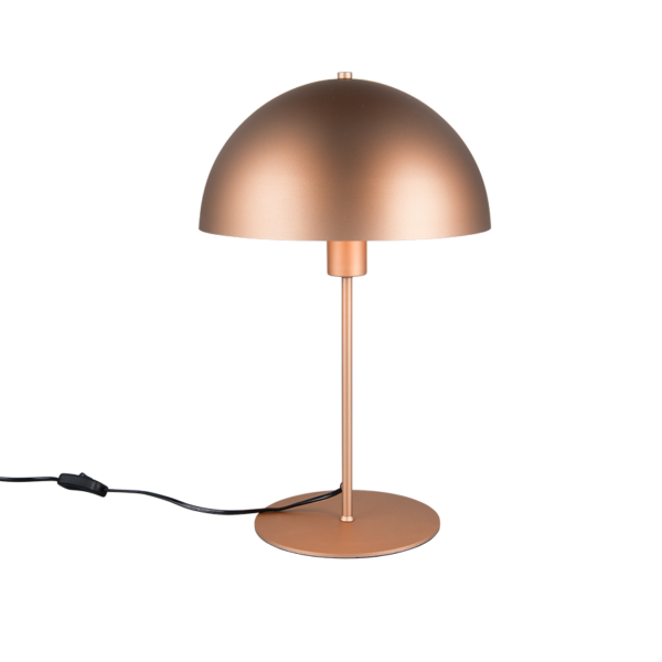 De TRIO Tafellamp Nola is een moderne tafellamp met een koperen metallic afwerking, koepelvormige kap, slanke steel, ronde voet en zwart netsnoer.