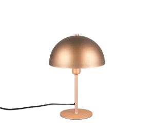 De TRIO Tafellamp Nola is een moderne tafellamp met een metallic roségouden afwerking, koepelvormige kap, slanke steel, ronde voet en zwart netsnoer.