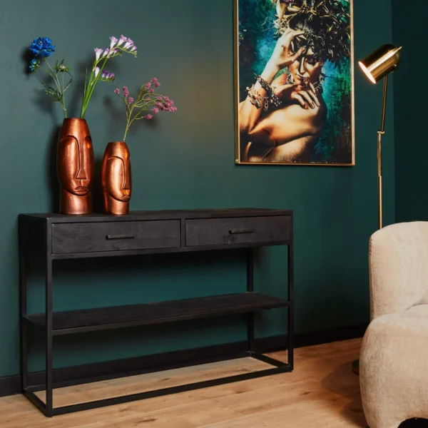 De TRIO Tafellamp Nola is een moderne tafellamp met een metallic roségouden afwerking, koepelvormige kap, slanke steel, ronde voet en zwart netsnoer.