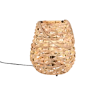 De REALITY Tafellamp JEAN is een ovaalvormige lantaarn van gevlochten rotan met een handvat van touw en een gloeilamp binnenin, die een warm licht verspreidt.
