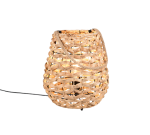 De REALITY Tafellamp JEAN is een ovaalvormige lantaarn van gevlochten rotan met een handvat van touw en een gloeilamp binnenin, die een warm licht verspreidt.