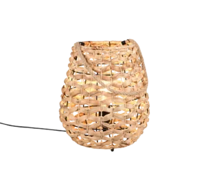 De REALITY Tafellamp JEAN is een ovaalvormige lantaarn van gevlochten rotan met een handvat van touw en een gloeilamp binnenin, die een warm licht verspreidt.