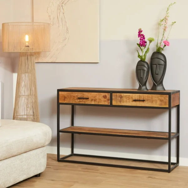 De REALITY Tafellamp JEAN is een ovaalvormige lantaarn van gevlochten rotan met een handvat van touw en een gloeilamp binnenin, die een warm licht verspreidt.