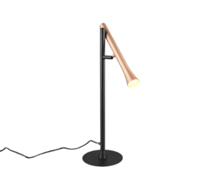 De TRIO Tafellamp Fiato heeft een moderne zwarte standaard en voet, een schuine cilindrische lampenkap met koperen afwerking en een zichtbaar netsnoer aan de voet.