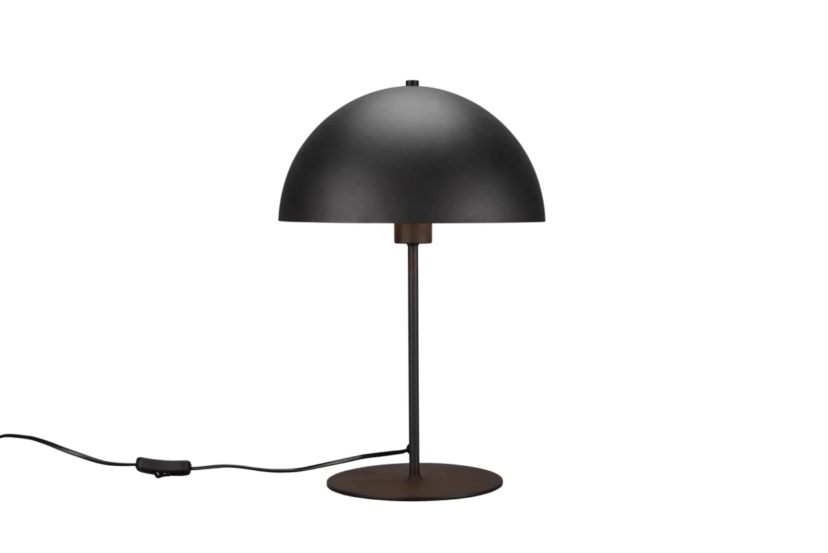 De TRIO Tafellamp Nola heeft een modern zwart ontwerp met een koepelvormige kap, slanke verticale standaard en ronde voet. Het zichtbare netsnoer en de schakelaar maken de look compleet, afgebeeld tegen een witte achtergrond.