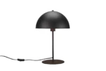 De TRIO Tafellamp Nola heeft een modern zwart ontwerp met een koepelvormige kap, slanke verticale standaard en ronde voet. Het zichtbare netsnoer en de schakelaar maken de look compleet, afgebeeld tegen een witte achtergrond.