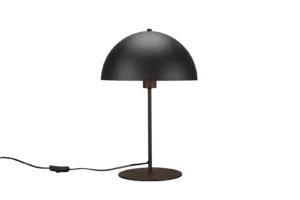 De TRIO Tafellamp Nola heeft een modern zwart ontwerp met een koepelvormige kap, slanke verticale standaard en ronde voet. Het zichtbare netsnoer en de schakelaar maken de look compleet, afgebeeld tegen een witte achtergrond.