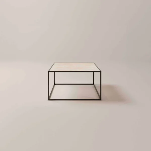 De TRIO Tafellamp Blaze heeft een modern, sculpturaal golfvormig ontwerp met een centrale verlichte strip en staat op een ronde voet tegen een witte achtergrond.