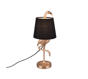De REALITY Tafellamp LOLA is een decoratieve tafellamp met een gouden flamingovormige voet die op één poot staat, met zijn kop en nek gebogen boven een zwarte lampenkap.