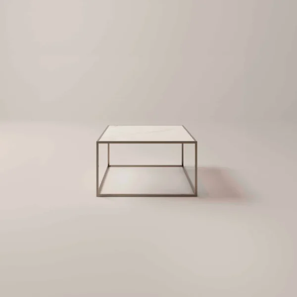 De REALITY Tafellamp LOLA is een decoratieve tafellamp met een gouden flamingovormige voet die op één poot staat, met zijn kop en nek gebogen boven een zwarte lampenkap.