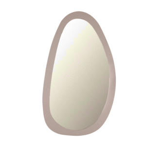 Spiegel Lou is een asymmetrische spiegel van 60 cm met een onregelmatige zandkleurige lijst en reflecterend oppervlak, afgebeeld tegen een witte achtergrond.