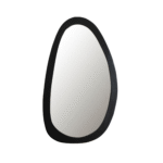 De Spiegel Lou is een asymmetrische spiegel van 60 cm met een dikke zwarte lijst tegen een witte achtergrond.