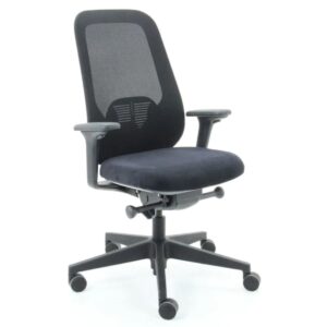 De Workliving Nora Mesh Zwart Regain - Bureaustoel heeft een ergonomisch NEN1335 ontwerp, een zwarte netrugleuning, een beklede zitting, verstelbare armleuningen, een onderstel op vijf wielen en hendels voor hoogte- en kantelverstelling.