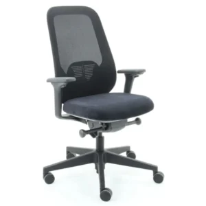 De Workliving Nora Mesh Zwart Regain - Bureaustoel heeft een ergonomisch NEN1335 ontwerp, een zwarte netrugleuning, een beklede zitting, verstelbare armleuningen, een onderstel op vijf wielen en hendels voor hoogte- en kantelverstelling.