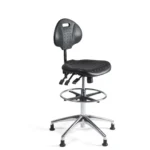 De Workliving Werkstoel PU Hoog heeft een ergonomische voorgevormde rugleuning, gestructureerde zitting, verstelbare hendels, aluminium onderstel met glijdoppen, metalen voetring en voldoet aan de (N)EN 1335 normen. Ideaal als balie- of kassastoel. Afgebeeld op witte achtergrond.