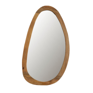 De Spiegel Lou is een 60 cm asymmetrische wandspiegel met een lijst van natuurlijk hout en een organische, onregelmatige vorm voor een rustieke en toch eigentijdse look. De achtergrond is effen wit.