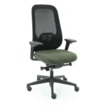 De Workliving Nora Mesh Groen Regain is een ergonomische bureaustoel (NEN1335) met een zwarte netrugleuning, verstelbare armleuningen en een groene gecapitonneerde zitting op een zwart onderstel met vijf wielen.