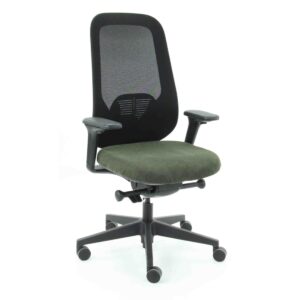 De Workliving Nora Mesh Groen Regain is een ergonomische bureaustoel (NEN1335) met een zwarte netrugleuning, verstelbare armleuningen en een groene gecapitonneerde zitting op een zwart onderstel met vijf wielen.