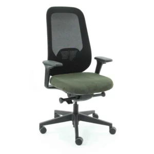 De Workliving Nora Mesh Groen Regain is een ergonomische bureaustoel (NEN1335) met een zwarte netrugleuning, verstelbare armleuningen en een groene gecapitonneerde zitting op een zwart onderstel met vijf wielen.