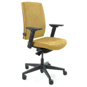 De Workliving Eva Comfort Geel Regain is een ergonomische bureaustoel (NEN 1335) met een geel gestoffeerde zitting en rugleuning, verstelbare zwarte armleuningen en een zwart onderstel met vijf wielen.