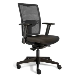 De Workliving Projectas V1 Mesh Black Edition bureaustoel (N)EN 1335 heeft een ergonomisch ontwerp met netrugleuning, gevoerde zitting, verstelbare armleuningen en een onderstel met vijf wielen, afgebeeld in een hoek tegen een witte achtergrond.