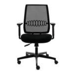 De Workliving Base Mesh - Ergonomische Bureaustoel (N)EN 1335 is een zwarte bureaustoel met een netrugleuning, zwart kussen, verstelbare armleuningen en een onderstel met vijf wielen, vooraan afgebeeld tegen een witte achtergrond.