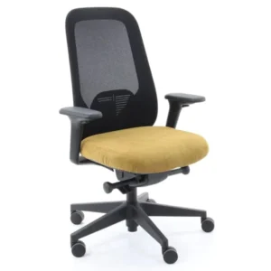 De Workliving Nora Mesh Geel Regain (Bureaustoel Ergonomisch Design NEN1335) is een zwarte bureaustoel met een netrugleuning, verstelbare armleuningen, een gele zitting met kussens en een onderstel met vijf wielen voor eenvoudige mobiliteit.