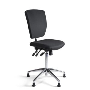 De Workliving Werkstoel C Comfort Hoog heeft een zwart gestoffeerde zitting en rugleuning, een aluminium onderstel met 5 glijders en 3 zichtbare hendels onder de zitting; voldoet aan (N)EN 1335, ideaal als kassastoel of baliestoel.
