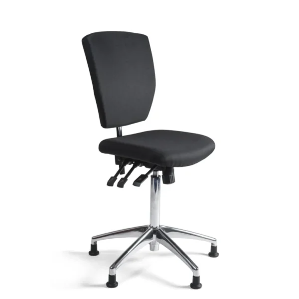 De Workliving Werkstoel C Comfort Hoog heeft een zwart gestoffeerde zitting en rugleuning, een aluminium onderstel met 5 glijders en 3 zichtbare hendels onder de zitting; voldoet aan (N)EN 1335, ideaal als kassastoel of baliestoel.