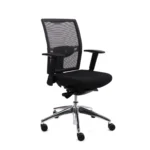 De Workliving Projectas V1 Mesh is een zwarte ergonomische bureaustoel (N)EN 1335 met een netrugleuning, een gewatteerde zitting, verstelbare armleuningen en een verchroomd onderstel met vijf wielen.