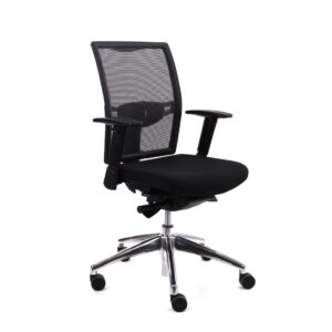De Workliving Projectas V1 Mesh is een zwarte ergonomische bureaustoel (N)EN 1335 met een netrugleuning, een gewatteerde zitting, verstelbare armleuningen en een verchroomd onderstel met vijf wielen.