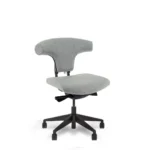 De Workliving T-Bone Black Edition Wolvilt Lichtgrijs bureaustoel heeft een ergonomisch (N)EN 1335 ontwerp met een lichtgrijs gestoffeerde zitting en rug, gebogen steun, zwart verstelbaar onderstel en vijf zwenkwielen, afgebeeld op een effen witte achtergrond.