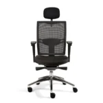 De Workliving Projectas V1 Mesh met Hoofdsteun is een ergonomische zwarte bureaustoel (N)EN 1335 met netrugleuning, verstelbare armleuningen, gepolsterde zitting, hoofdsteun en metalen onderstel met vijf wielen, van voren afgebeeld op een witte achtergrond.