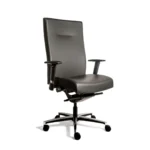 De Workliving Manager XL Zwart Leder bureaustoel (N)EN 1335 ondersteunt tot 200 kg en heeft een ergonomisch ontwerp, verstelbare armleuningen, hoge rugleuning, zitkussens en een stevig metalen onderstel met vijf wielen tegen een witte achtergrond.