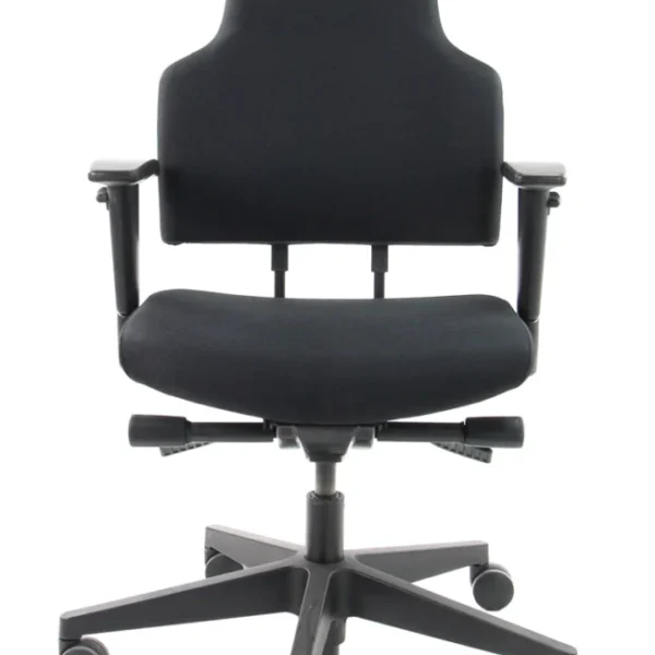 De Refurbished Bureaustoel Workliving District Special NEN1335 is een moderne zwarte bureaustoel met een hoge rugleuning, armleuningen en een onderstel met vijf wielen, van voren afgebeeld tegen een witte achtergrond.