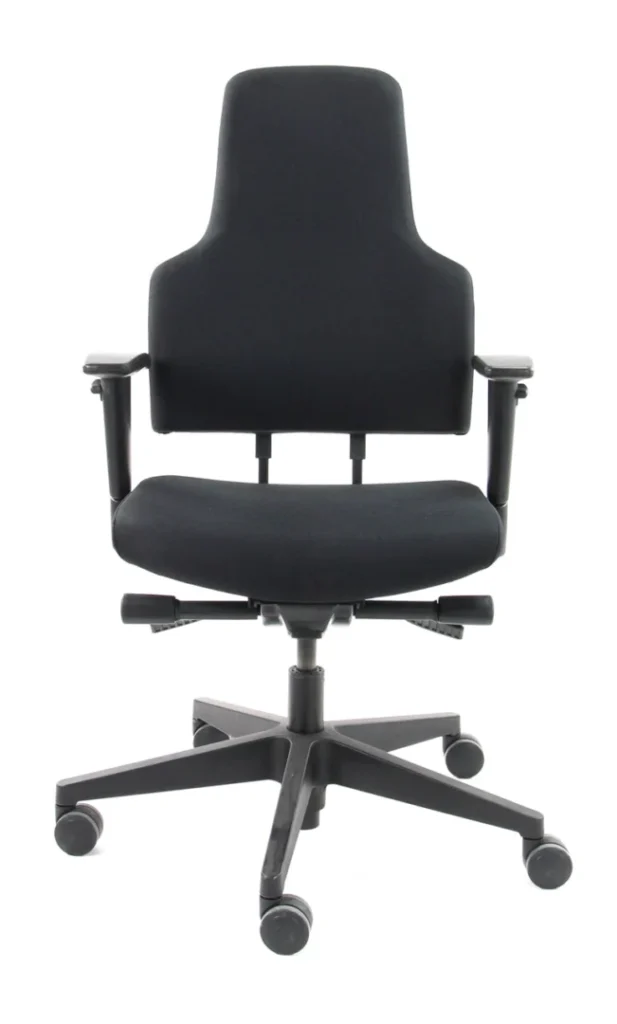 De Refurbished Bureaustoel Workliving District Special NEN1335 is een moderne zwarte bureaustoel met een hoge rugleuning, armleuningen en een onderstel met vijf wielen, van voren afgebeeld tegen een witte achtergrond.