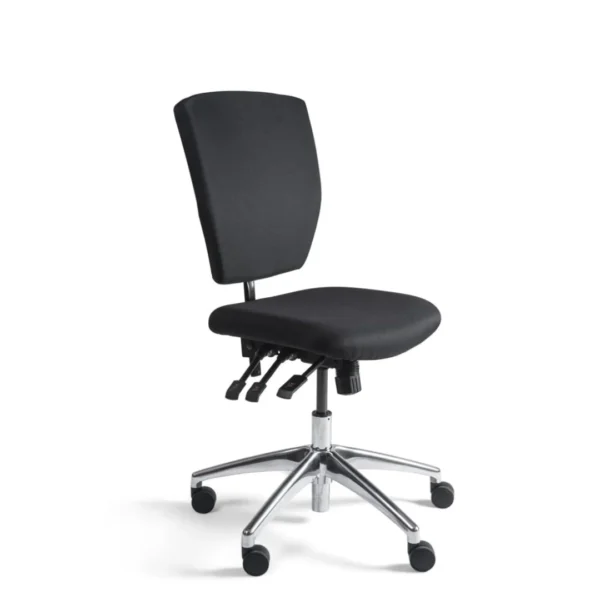 De Workliving Werkstoel C Comfort heeft een aluminium onderstel met wielen, voldoet aan de (N)EN 1335-normen en is ideaal als baliestoel of kassastoel.