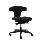 De Workliving T-Bone Black Edition Zwart Ergonomische Bureaustoel (N)EN 1335 heeft een gebogen rugleuning, een zachte zitting en een verstelbaar onderstel op vijf zwenkwielen, afgebeeld tegen een effen witte achtergrond.