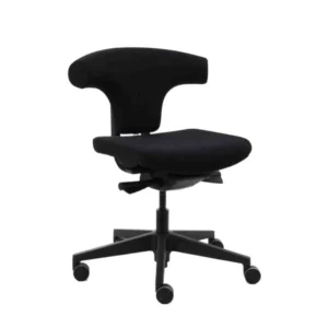 De Workliving T-Bone Black Edition Zwart Ergonomische Bureaustoel (N)EN 1335 heeft een gebogen rugleuning, een zachte zitting en een verstelbaar onderstel op vijf zwenkwielen, afgebeeld tegen een effen witte achtergrond.