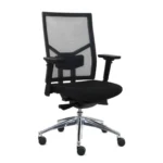De Workliving Zuidas Mesh - Regain zitting ergonomische bureaustoel (N)EN 1335 heeft een zwarte netrugleuning, een gewatteerde zitting, verstelbare armleuningen en een verchroomd onderstel met vijf wielen.