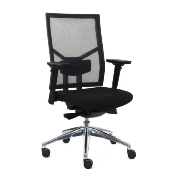 De Workliving Zuidas Mesh - Regain zitting ergonomische bureaustoel (N)EN 1335 heeft een zwarte netrugleuning, een gewatteerde zitting, verstelbare armleuningen en een verchroomd onderstel met vijf wielen.