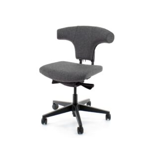 De Workliving T-Bone Black Edition Wolvilt Middengrijs bureaustoel heeft een gebogen, gestoffeerde grijze rugleuning en zitting, zwarte armleuningen en een zwart onderstel met vijf wielen, afgebeeld tegen een witte achtergrond.