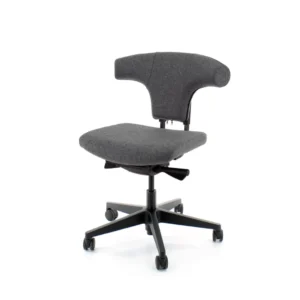 De Workliving T-Bone Black Edition Wolvilt Middengrijs bureaustoel heeft een gebogen, gestoffeerde grijze rugleuning en zitting, zwarte armleuningen en een zwart onderstel met vijf wielen, afgebeeld tegen een witte achtergrond.