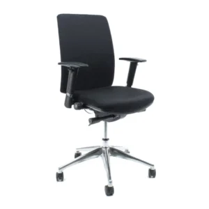 De gereviseerde Bureaustoel Workliving Ramblas Comfort - een ergonomische zwarte bureaustoel (N)EN 1335, met verstelbare armleuningen, een zachte zitting, rugleuning van netstof en een verchroomd onderstel met vijf wielen - staat tegen een effen witte achtergrond.
