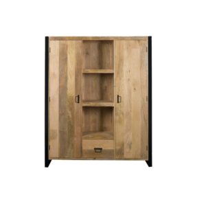 De Boekenkast Boaz heeft twee zijdeuren, drie centrale open planken en een onderste lade met zwart metalen handgrepen en frame-accenten.