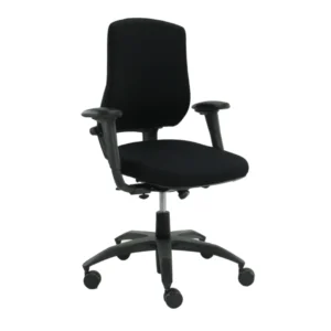 Gereviseerde Bureaustoel BMA Axia Profit Zwart heeft een ergonomisch ontwerp (N)EN 1335 met verstelbare armleuningen, een beklede zitting en rugleuning en een onderstel met vijf wielen voor eenvoudige mobiliteit.
