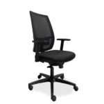 De Workliving De Maas Mesh - Bureaustoel Ergonomisch (N)EN 1335 is een zwarte ergonomische bureaustoel met een netrugleuning, een gestoffeerde zitting, verstelbare armleuningen en een onderstel met vijf wielen dat in een lichte hoek is geplaatst.
