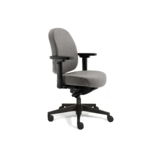 De Refurbished Bureaustoel Therapod X Compact Lichtgrijs (N)EN 1335 is een moderne bureaustoel met lichtgrijze bekleding, verstelbare zwarte armleuningen en een zwart onderstel met vijf wielen, weergegeven tegen een witte achtergrond.