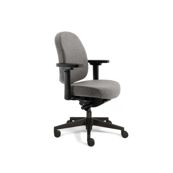 De Refurbished Bureaustoel Therapod X Compact Lichtgrijs (N)EN 1335 is een moderne bureaustoel met lichtgrijze bekleding, verstelbare zwarte armleuningen en een zwart onderstel met vijf wielen, weergegeven tegen een witte achtergrond.